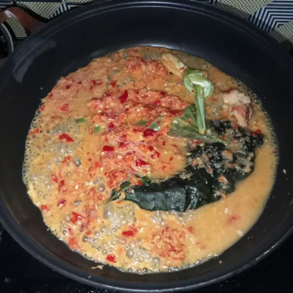 Tumis bumbu halus dan bumbu cemplung hingga bumbu harum dan matang.