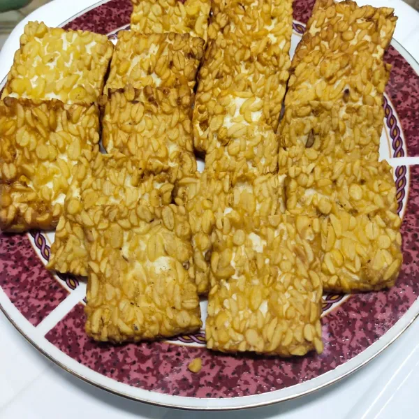 Goreng tempe hingga matang dan sisihkan.