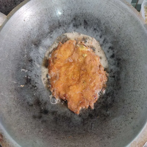 Balikkan jika bagian bawah sudah kecoklatan.
Masak kembali hingga matang.