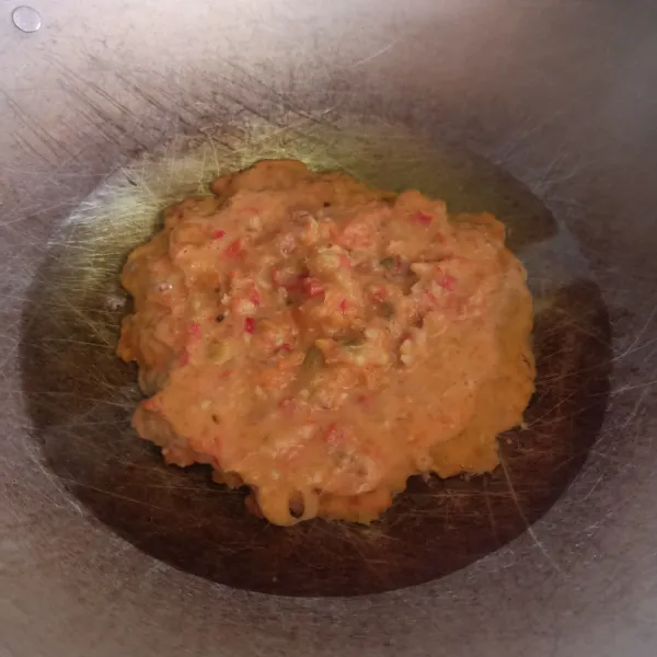 Panaskan secukupnya minyak.
Masukkan sambal yang sudah dihaluskan.