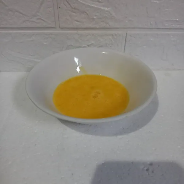 Kocok telur dengan sedikit garam.