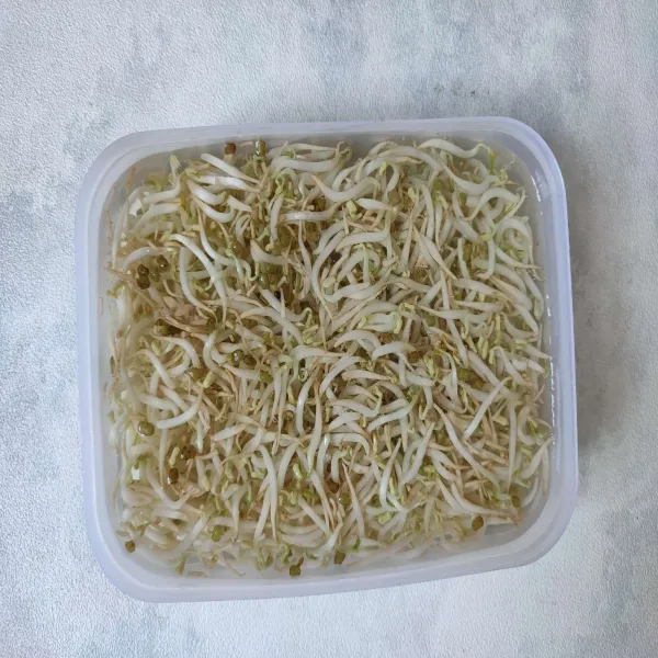 Rendam taoge dengan air panas hingga layu, sisihkan.