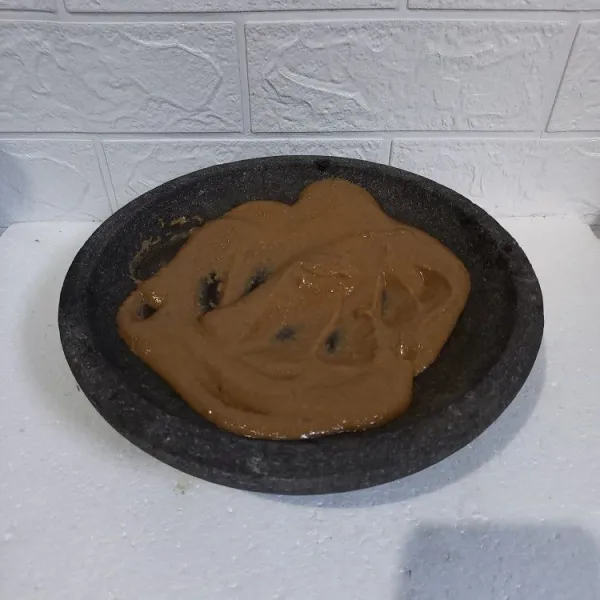 Kemudian tuang ke dalam coek. Tambahkan bahan saus kacang lainnya. Ulek dan aduk sampai rata. Jangan lupa koreksi rasa.