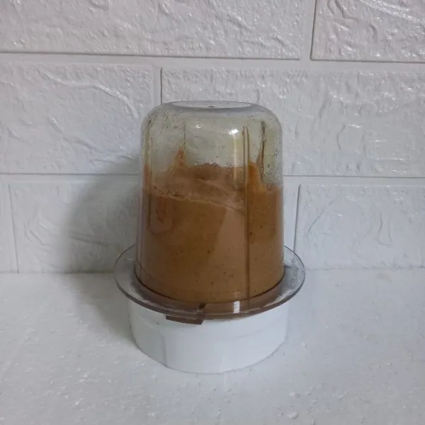 Haluskan kacang tanah, cabai, dan bawang dengan blender.