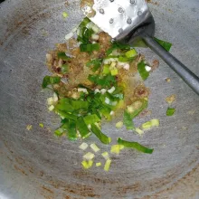 Ulek bawang merah, bawang putih, merica, garam, dan gula sampai halus. Tumis sampai harum dan layu. Kemudian masukkan daun bawang, tumis sampai layu.