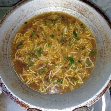 Masukkan air, tauge, dan kecap manis, lalu aduk rata. Masak sampai mendidih dan cicipi rasanya.