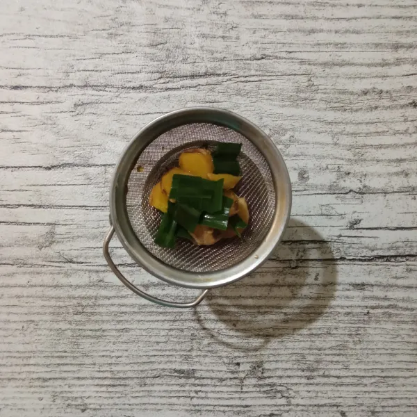 Kemudian saring air gulanya.