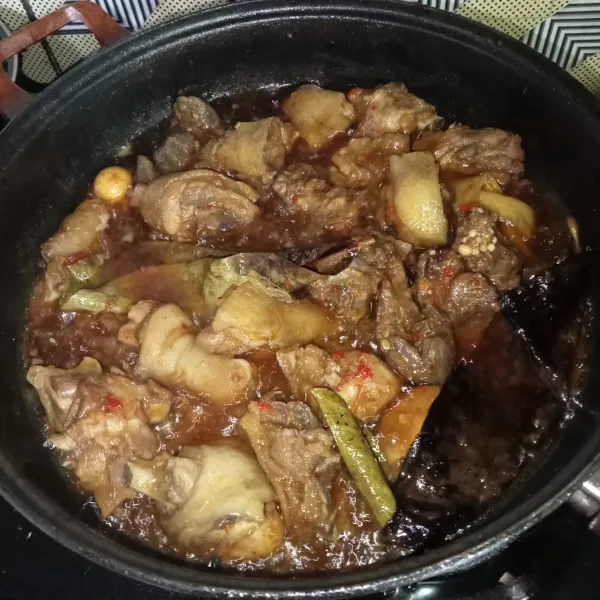 Masak hingga ayam matang dan kuah surut, lalu cicipi rasanya dan jika sudah pas siap untuk disajikan.
