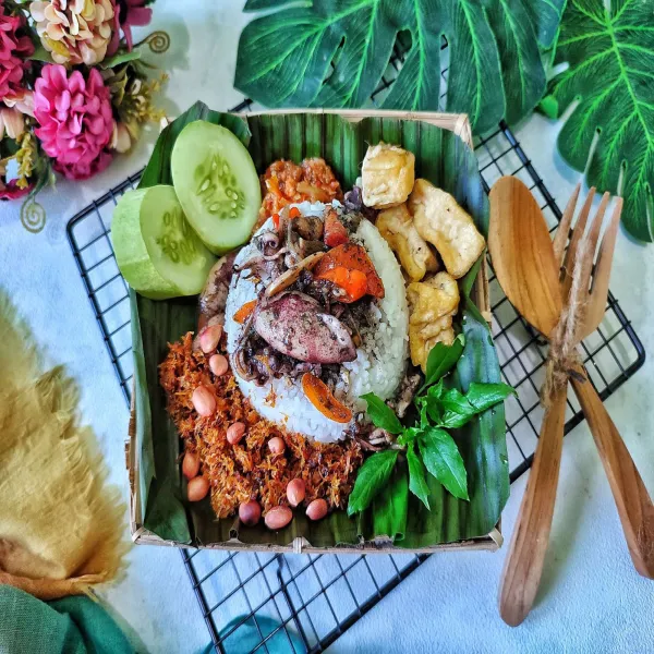 Tata nasi di atas piring saji, kemudian beri cumi ireng, sambal dan juga bahan pelengkap lainnya. 
Setelah itu sajikan.