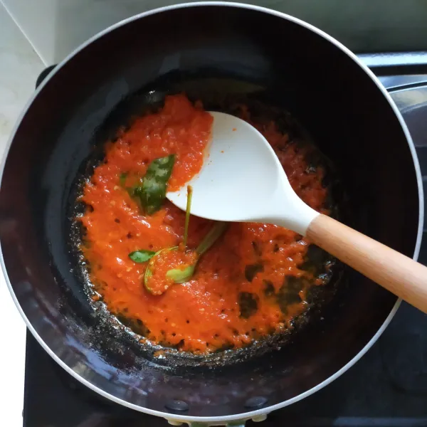 Tumis bumbu halus bersama lengkuas, daun salam, daun jeruk dan serai hingga harum.
