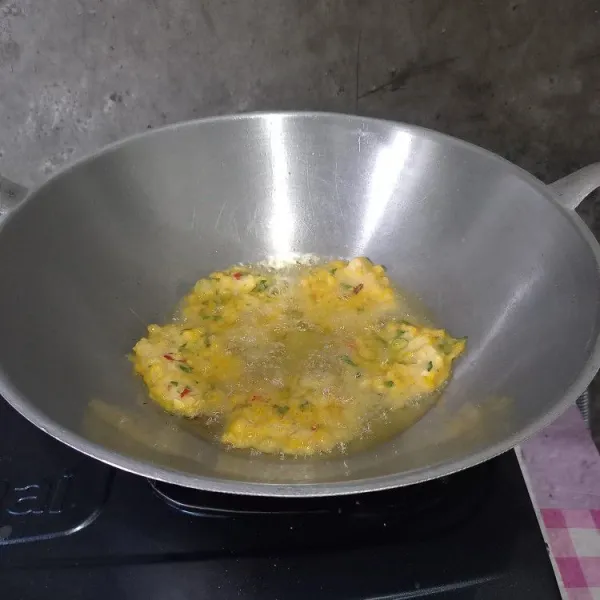 Goreng dadar jagung sampai matang.