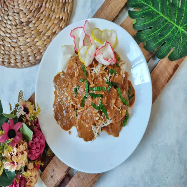 Kemudian siram dengan bumbu kacang.
Beri kerupuk bawang dan taburi dengan seledri yang telah diiris.
Lalu sajikan.