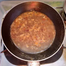 Sambal Petis : tumis bawang merah, bawang putih, dan cabai rawit sampai harum dan layu. Lalu tambahkan air, petis, dan garam, aduk rata. Masak sampai mendidih dan air menyusut.