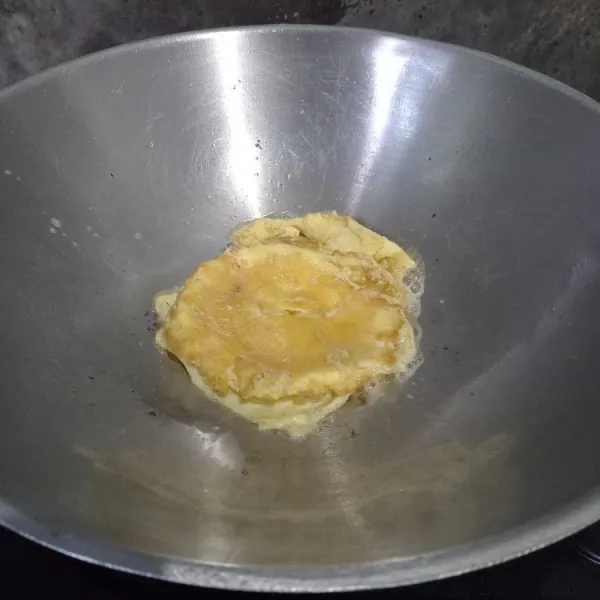 Goreng telur sampai kecoklatan. Angkat dan tiriskan