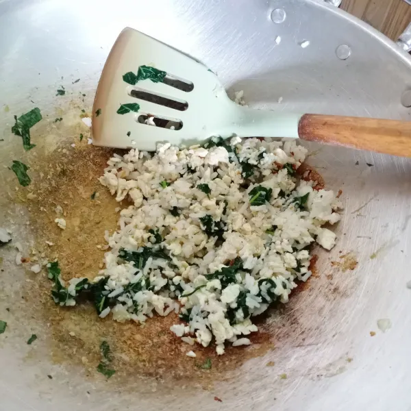 Kemudian masukkan nasi, garam, lada dan kaldu jamur. Aduk sampai tercampur rata. Cek rasa. Angkat dan sajikan.