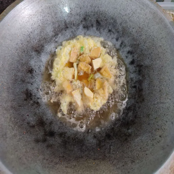 Kemudian goreng dalam minyak panas hingga bagian bawah kecokelatan.