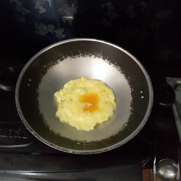 Sesaat sebelum di sajikan goreng telur  dadar hingga matang