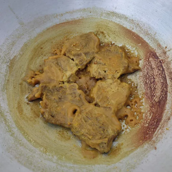 Masak sampai air menyusut dan bumbu meresap.