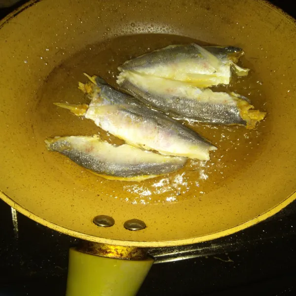 Goreng ikan asin; panaskan secukupnya minyak goreng, goreng ikan asin sampai matang, angkat, tiriskan sisihkan dahulu.