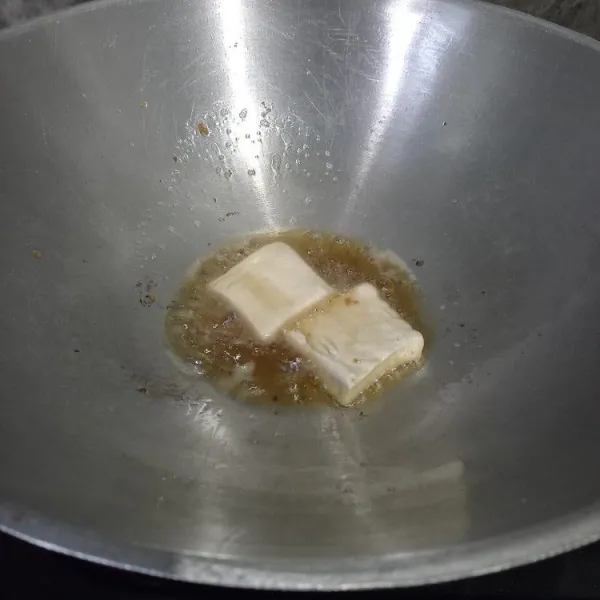 Goreng tahu setengah matang. Angkat dan tiriskan.