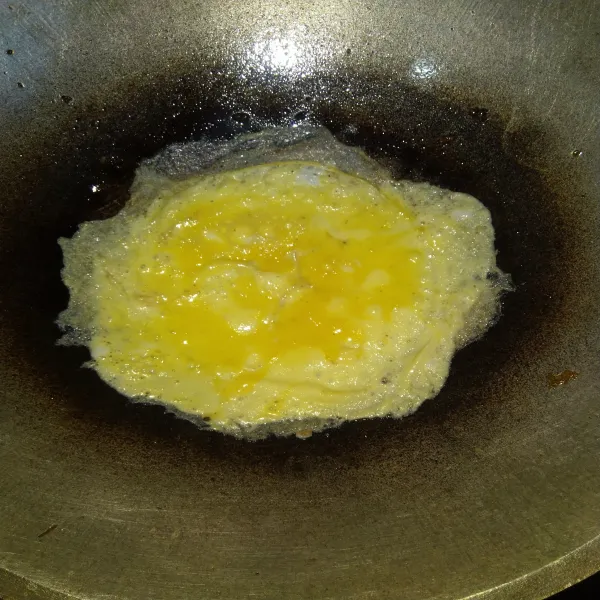 Panaskan secukupnya minyak goreng, kemudian tuang telur yang sudah dikocok tadi, masak dalam bentuk dadar telur sampai matang, angkat, sisihkan dahulu.
