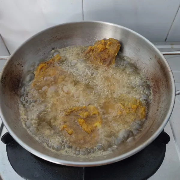 Goreng hingga kuning keemasan. Sajikan.