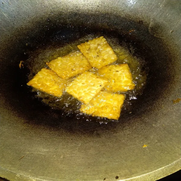 Panaskan minyak goreng, kemudian goreng tempe sampai matang, angkat, tiriskan, sisihkan dahulu.