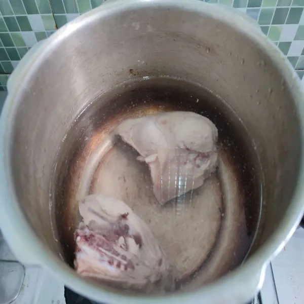Rebus ayam dengan air hingga mendidih, buang busanya jika ada.