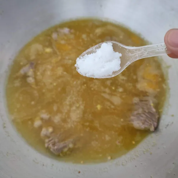 Tambahkan air sisa rebusan daging. Bumbui garam dan gula, koreksi rasa.