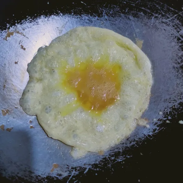 Pecahkan telur, tambah sedikit garam, aduk rata kemudian goreng hingga matang kecoklatan, sisihkan.