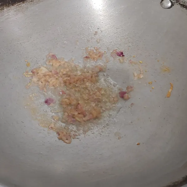 Haluskan bawang putih dan bawang merah lalu ditumis sampai harum