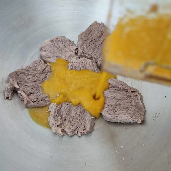 Masukkan daging dan bumbu ke dalam wajan/ panci.