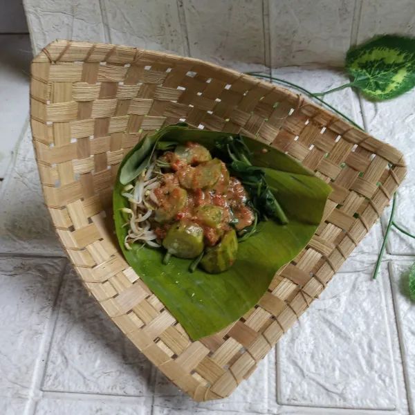 Potong-potong krai, beri taoge dan kangkung lalu siram dengan bumbu pecel.