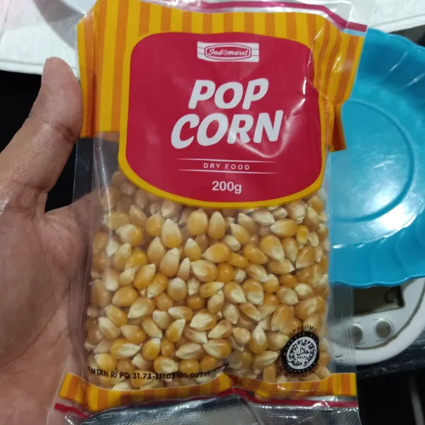 Siapkan jagung popcorn.