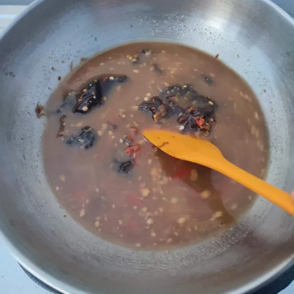 Haluskan bawang putih goreng dan cabe rawit. Kemudian masukkan bahan lainnya ke dalam wajan. Masak sampai bumbu petis matang dan mengental.