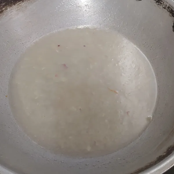Setelah itu tuang air secukupnya masak sampai mendidih, beri garam, gula dan kaldu bubuk, koreksi rasa