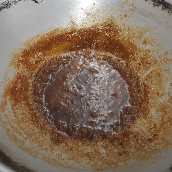 Tambahkan garam dan kecap manis aduk aduk sebentar lalu masak hingga mengental dan petis meletup letup
