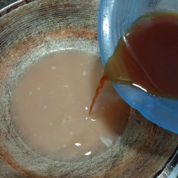 Lalu masak kembali air kaldu udang yang sudah di blender, tambahkan air gula merah yang sudah di saring.