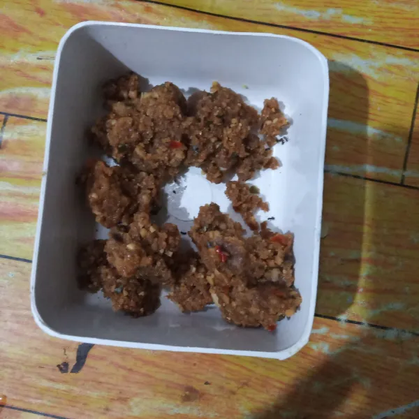 Siapkan secukupnya bumbu pecel homemade.