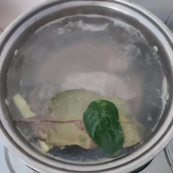 Cuci bersih daging, kemudian rebus bersama serai, daun salam dan daun jeruk purut hingga ½ empuk. Tiriskan dan air, rebusan jangan dibuang.