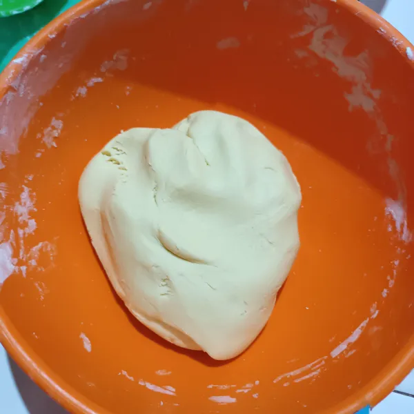 Lalu aduk sampai kalis/ tidak lengket.