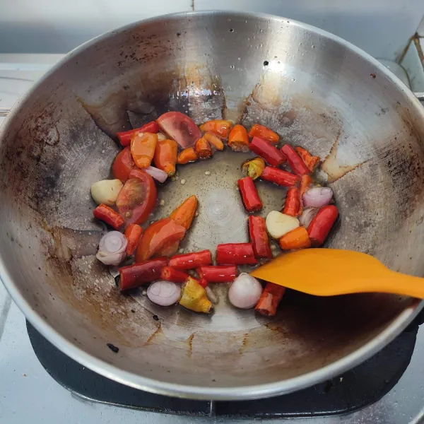 Goreng bahan sambal kecuali terasi, gula dan garam. Goreng hingga layu.