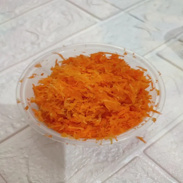 Bersihkan wortel lalu parut wortel, sisihkan.