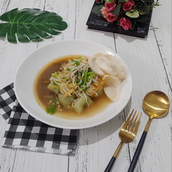 Siapkan piring, beri irisan lontong, tahu diatasnya beri kuah tauge, dan sambel petis, bawang goreng, krupuk, siap disajikan