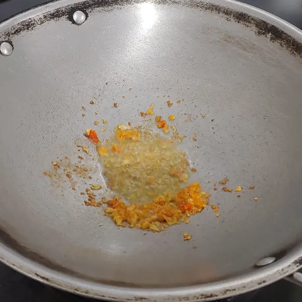 Haluskan bawang putih dan cabe rawit. Sampai harum
