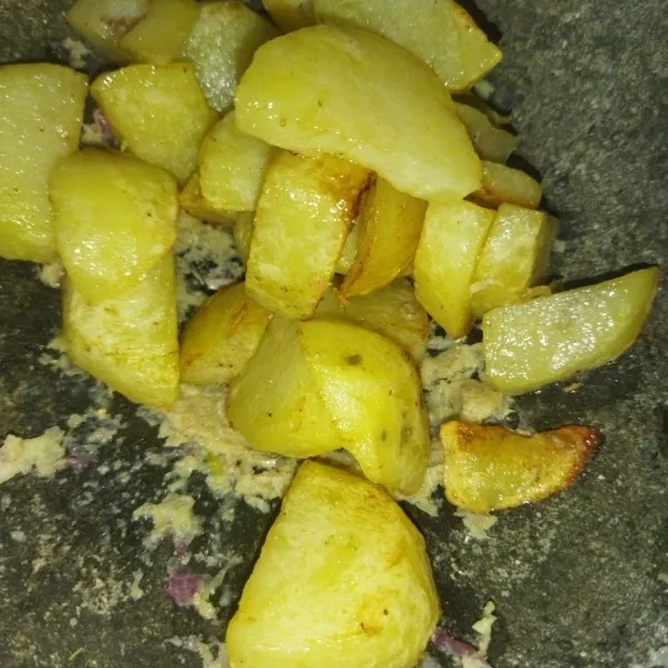 Lalu masukkan kentang yang sudah digoreng, lalu ulek kentang hingga halus.