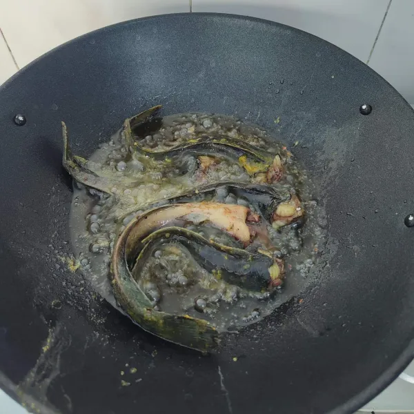 Kemudian goreng hingga matang. Tiriskan.