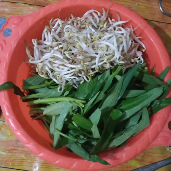 Siapkan kangkung dan taoge.
