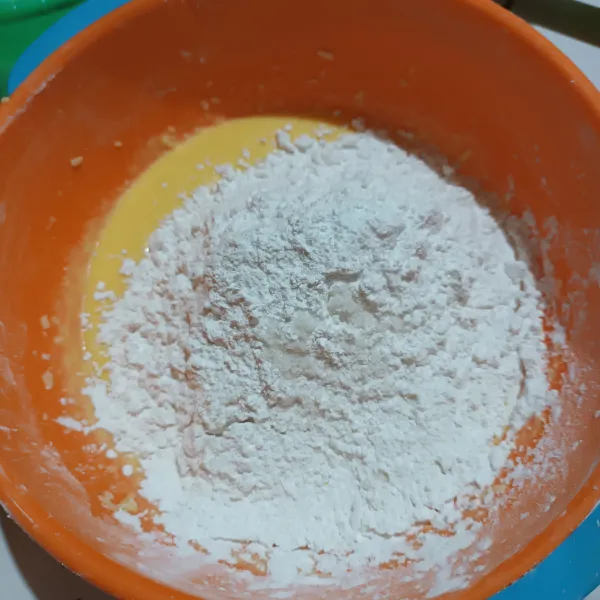 Tambahkan saringan tepung tapioka.