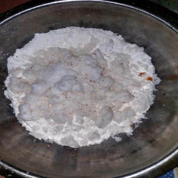 Dalam wadah, masukkan tepung ketan putih, tepung beras, kelapa parut dan garam. Aduk sampai rata.